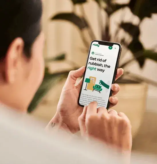 customer booking ridly rubbish removal sydney with mobile phone