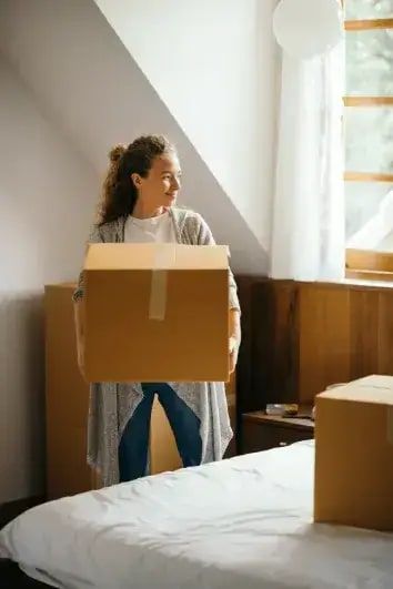 end of lease customer with boxes khjyx8 f669ed6c15